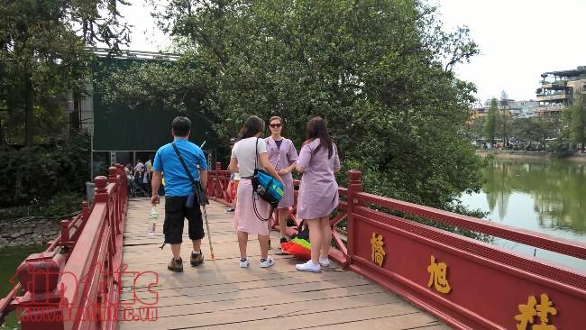 Du khách 'hở hang' được mượn áo choàng miễn phí tham quan đền Ngọc Sơn ảnh 5